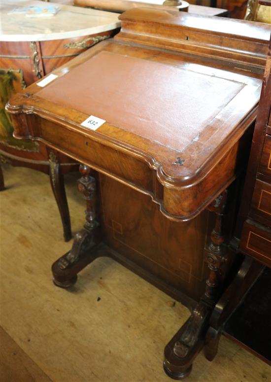 Inlaid walnut Davenport(-)